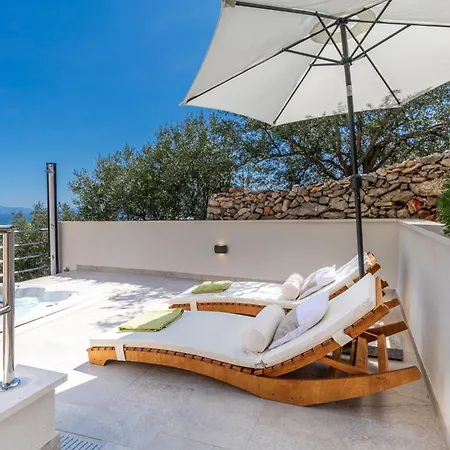 Seafront - Private Jacuzzi Blato