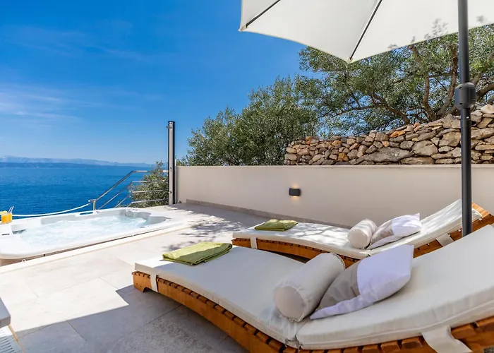 Seafront - Private Jacuzzi