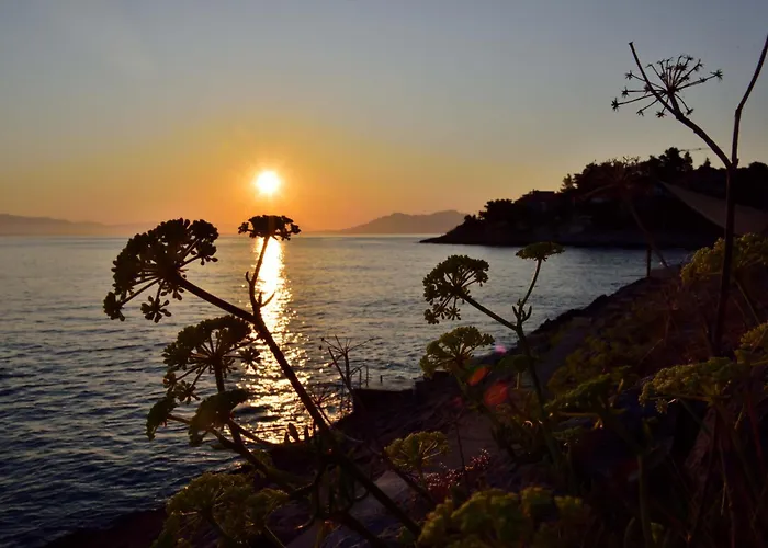 Seafront - Private Jacuzzi Villa *