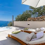 Seafront - Private Jacuzzi