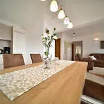 Seafront - Private Jacuzzi *