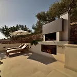 Seafront - Private Jacuzzi Βίλα *