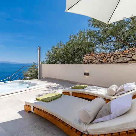 Seafront - Private Jacuzzi