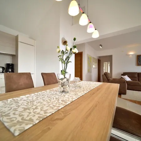 Seafront - Private Jacuzzi *