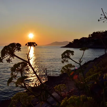 Seafront - Private Jacuzzi Villa *