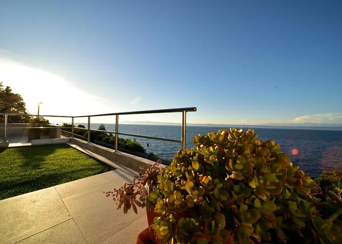 Seafront - Private Jacuzzi 빌라