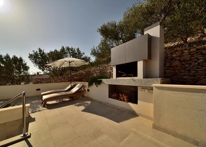 Seafront - Private Jacuzzi Villa *