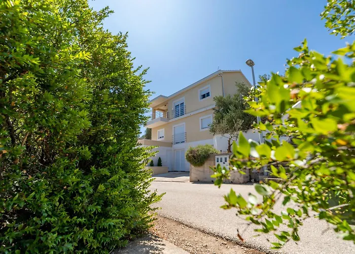 Seafront - Private Jacuzzi Blato