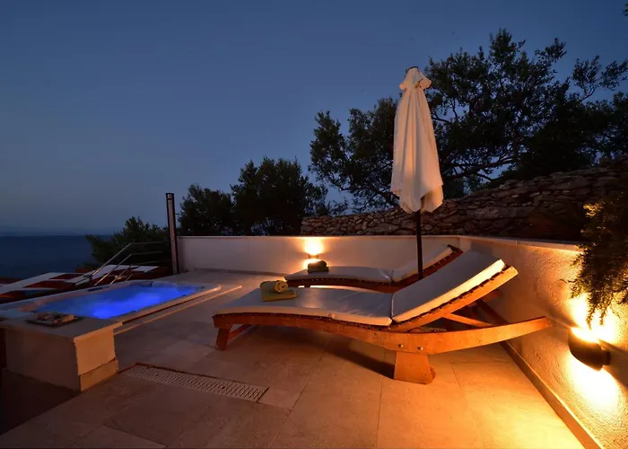 Seafront - Private Jacuzzi 빌라